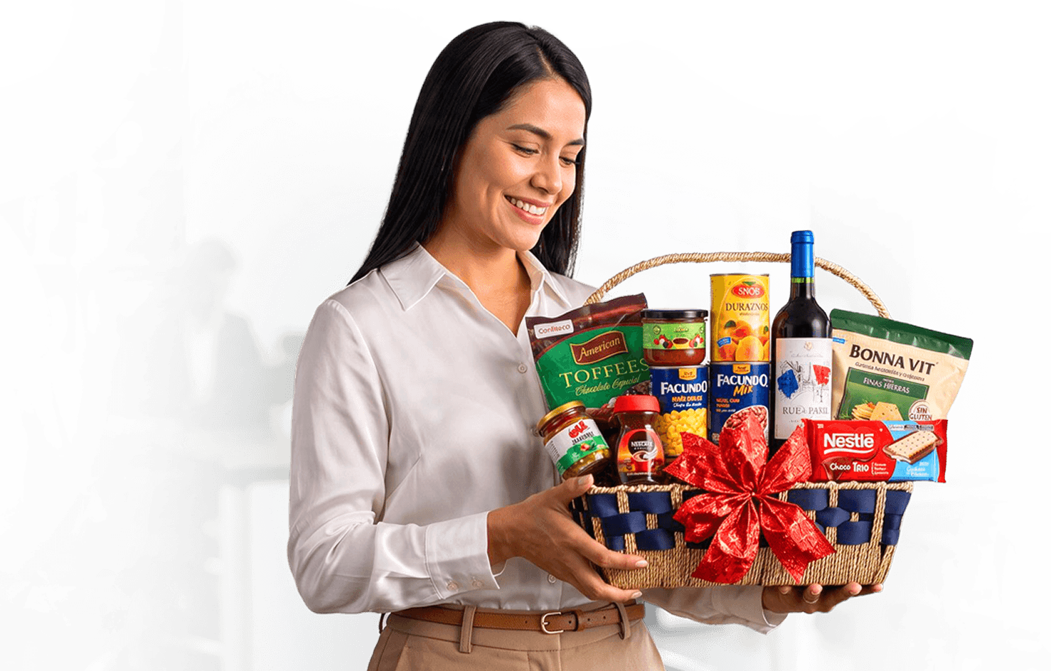 Colaboradora con un canasto navideño
