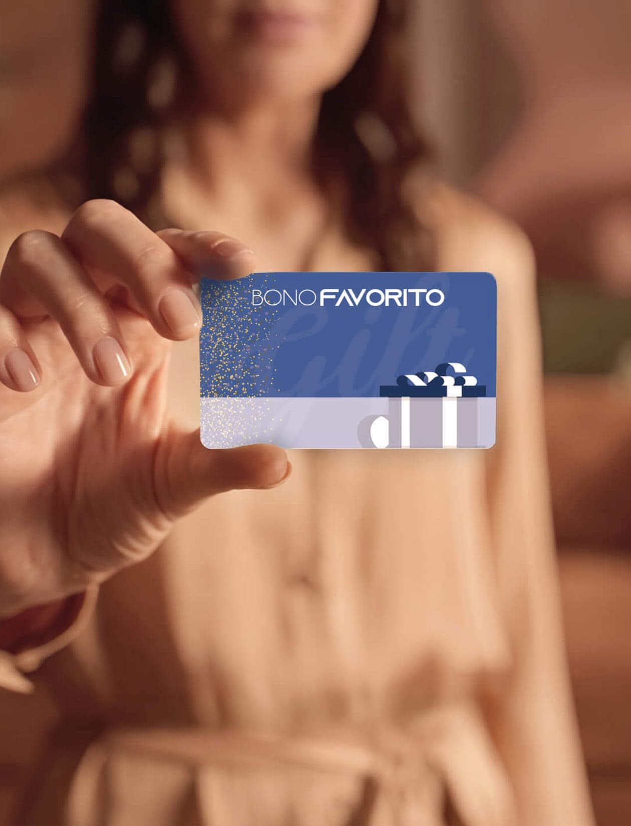Persona mostrando una tarjeta Bono Favorito